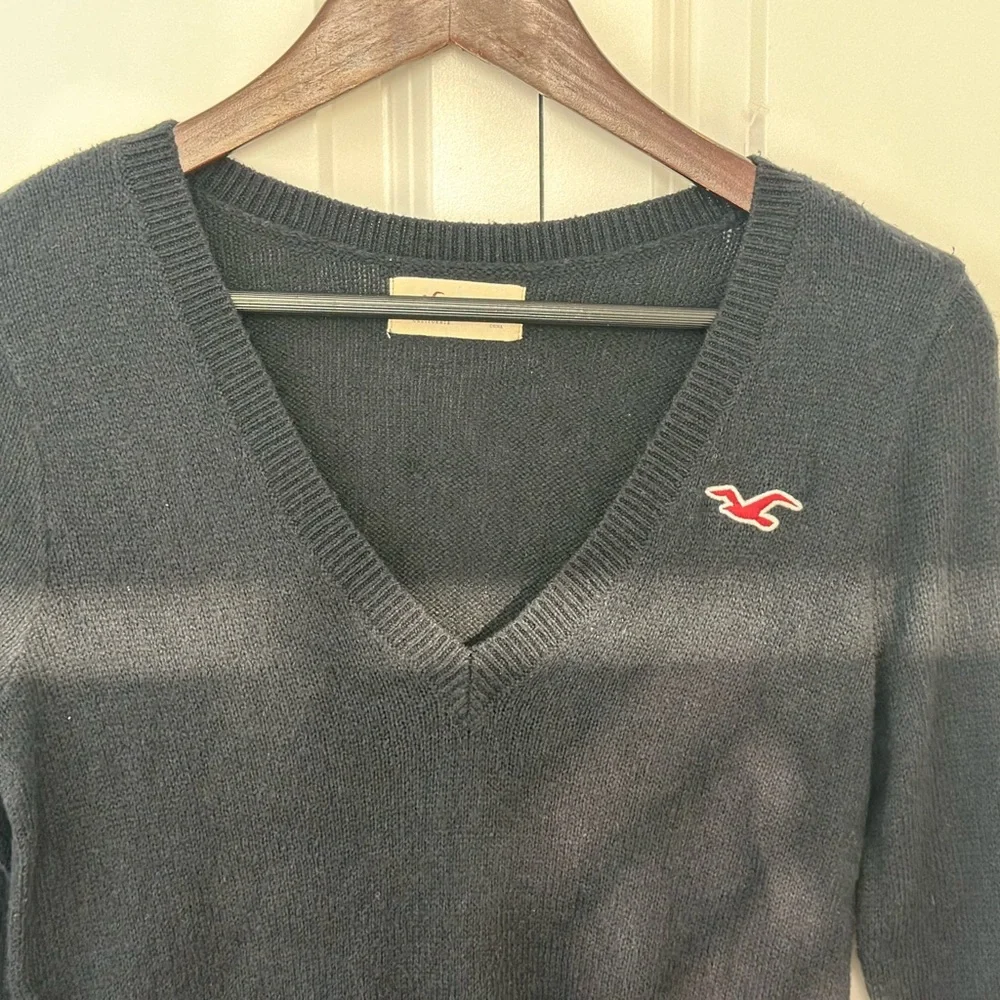 NWOT Hollister Women's Navy V-Neck Sweater - Picture 4 of 7